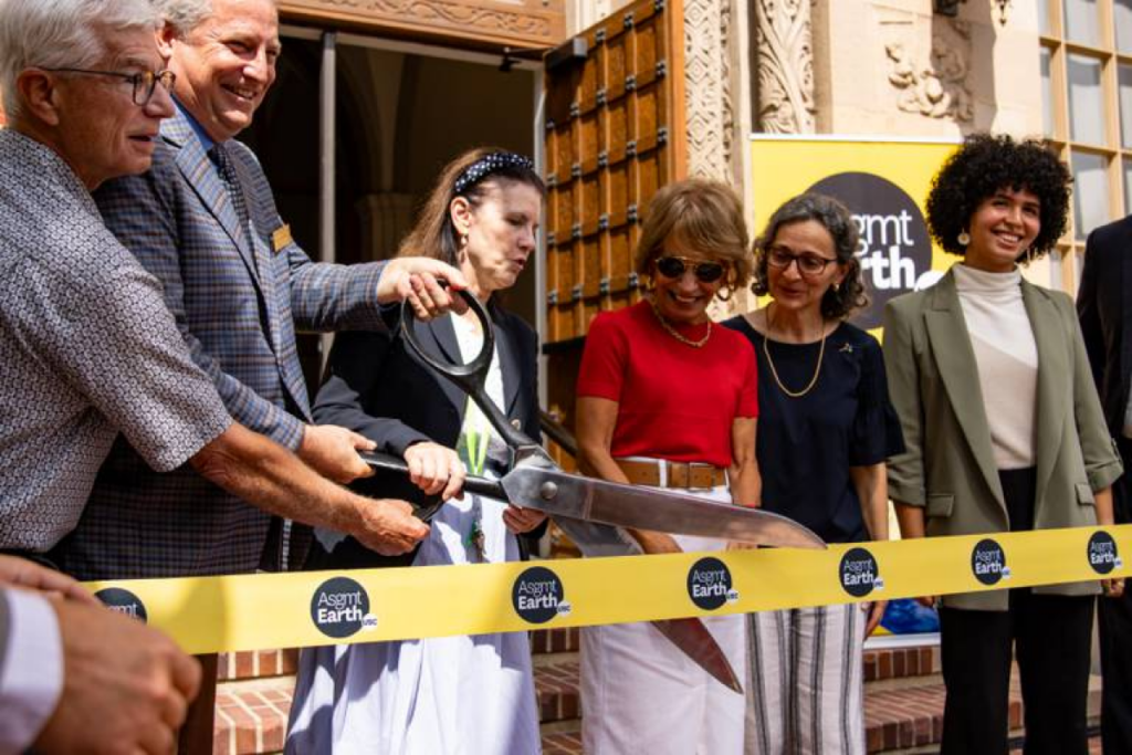 President Carol Folt and USC Sustainability leaders cut the ceremonial ribbon of the new Sustainability Hub.