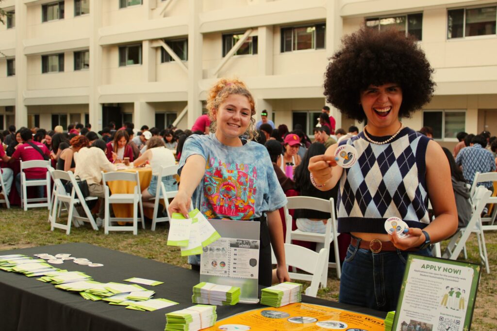 USC students JJ Flores and Lauren Segal handing out TruEarth laundry detergent strips on campus.